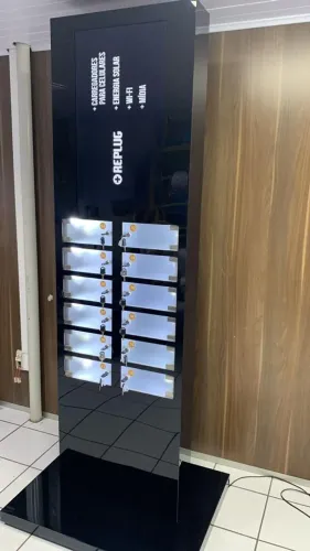 TOTEM PUBLICITÁRIO COM GAVETAS PARA CARREGAR BATERIA DE CELULARES