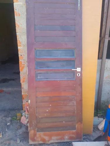 Porta de madeira Massaranduba,já com dobradiças e fechadura..2.10x80 de comprimento