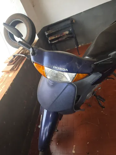 Vendo Honda biz 100 es 2004 segunda dona