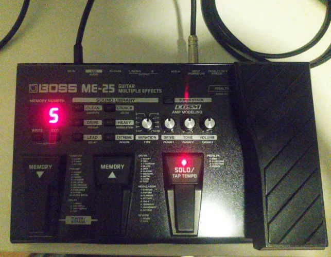 Pedaleira Boss ME 25