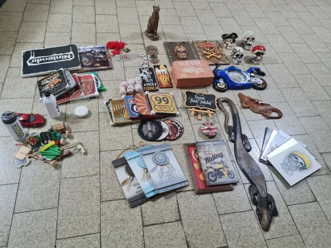 Lote de enfeites para garagem/bar.