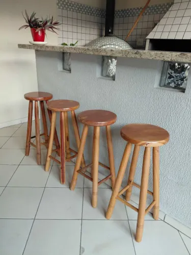 Banquetas de madeira