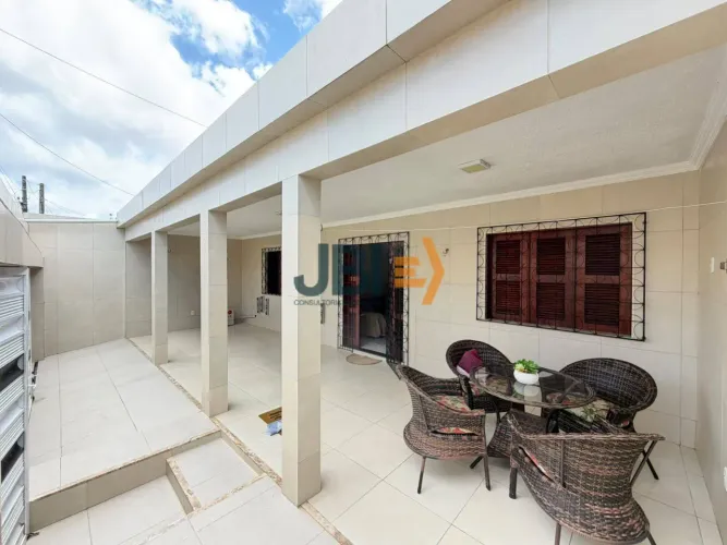 Vende-se casa com 4 quartos, sendo 3 suítes e 2 vagas - Vila Velha
