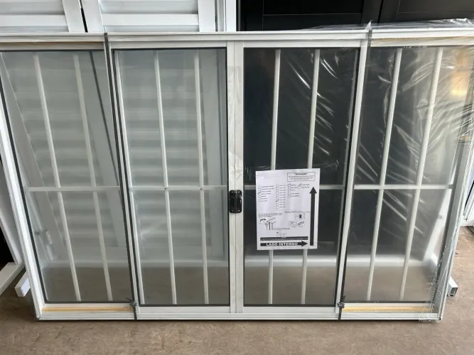 JANELA VITRO 4 FOLHAS COM GRADE ALUMÍNIO BRANCO MODULAR