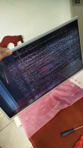 TV LG 32 Smart ( retirada de peça) Display quebrado 