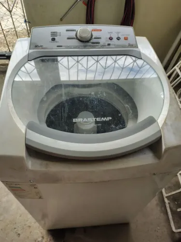 Vendo uma máquina Brastemp de 9 KG funcionando perfeitamente valor 250