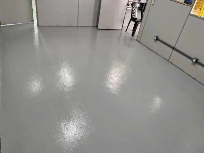 Limpeza e acabamento em pisos com aplicação de impermeabilizantes ceras e resinas