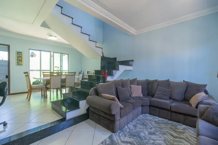 Imóvel Versátil no Sítio Cercado | Sobrado Triplex Edificação Comercial para Renda