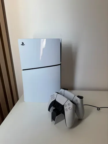 PlayStation 5 com dois controles e base de carregamento
