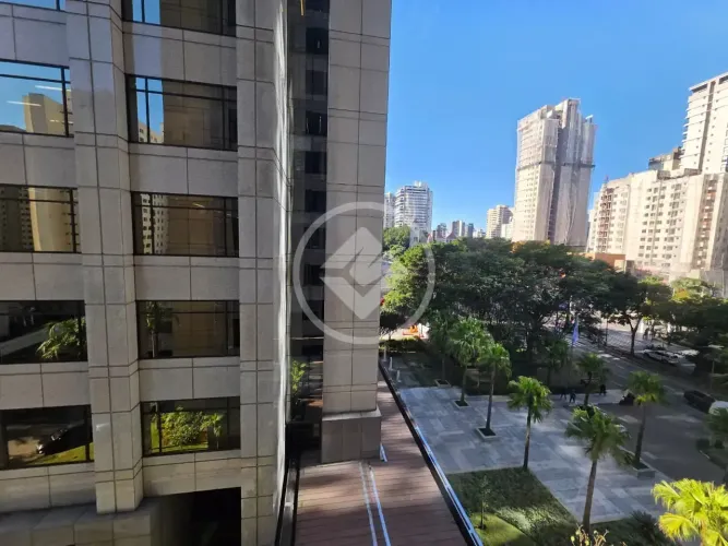 Sala Corporativa de Alto Padrão em Moema - 381m², Meio Andar e 14 Vagas Em frente ao Metrô