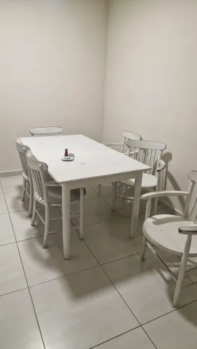 Mesa com seis cadeiras