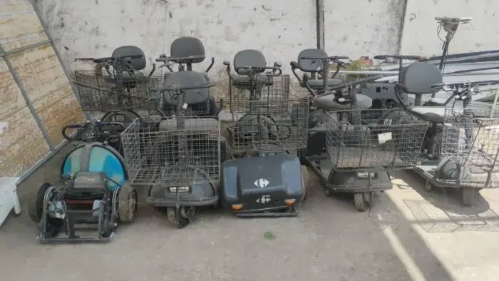 Carrinho elétrico. Lote com 10 unidades para conserto. Valor: 7.500,00 reais.