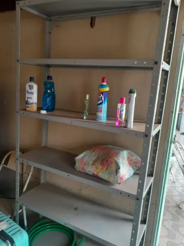 Estante de aço