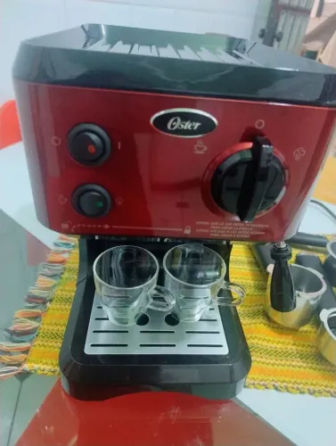 Cafeteira expresso e cápsulas Oster, 220v