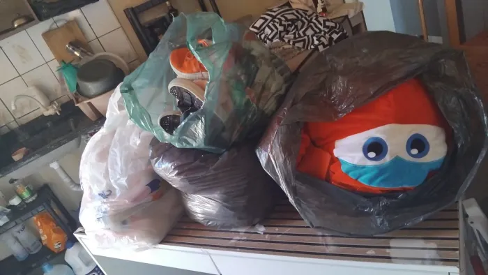 Venda e doação 2 sacos cheios de ursos e alguns brinquedos e 1 sacola roupas menina doacao