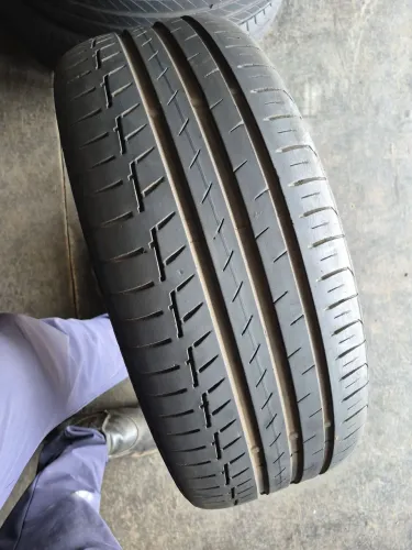 Um pneu 215/45/18 continental vulcanizado (230 em 2× no ct