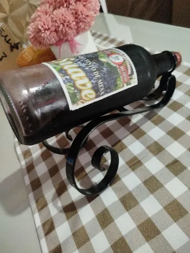 Suporte artesanal para vinhos 