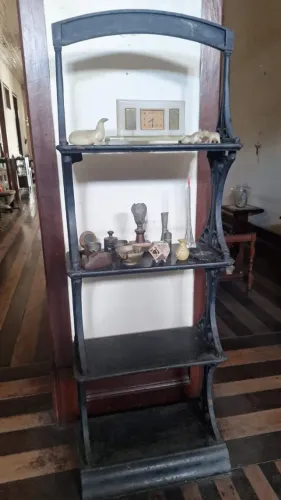 Conjunto de móveis e objetos antigos com mais de 50 anos de história familiar.