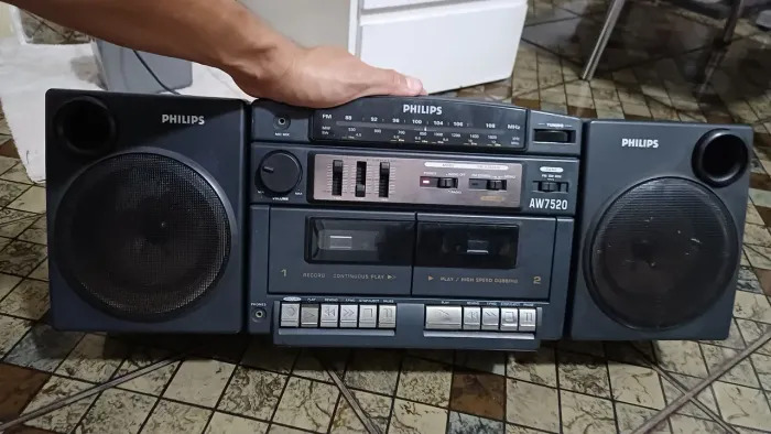 Radio tape boombox Philips AW7520 ligando, tapes funcionando, mas não sai som.