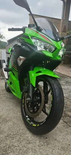 Kawasaki Ninja 400 KRT 2023 - Impecável e Revisada