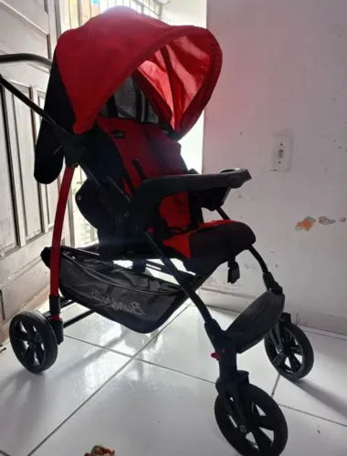 Carrinho Burigotto 4 rodas, 4 posições suporta crianças de até 15kg. Vermelho.