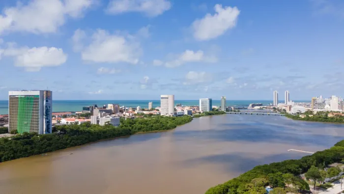 Morar na Rua da Aurora é viver em um dos endereços mais emblemáticos do Recife