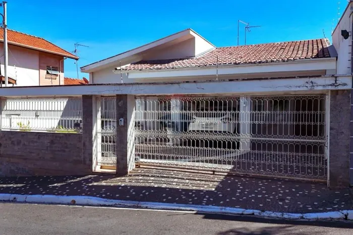 Casa térrea em Porto Ferreira: 3 Quartos sendo 2 suítes, 2 Garagens, lavabo, lavanderia, d