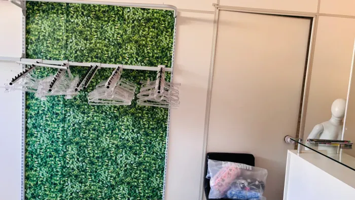 Vendo divisória para comércio com porta embutida 