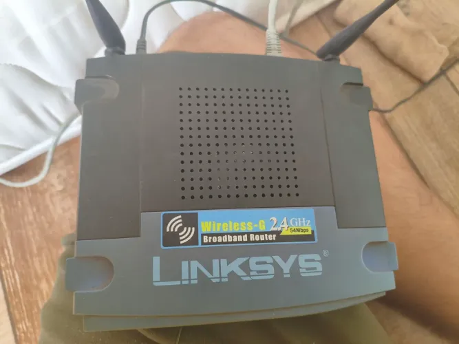Roteador Clássico Linksys WRT54G (Wireless-G 2.4GHz) com Fonte Bivolt original Cisco