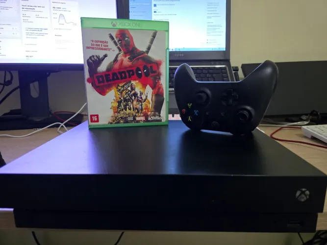Xbox one X com deadpool e controle 