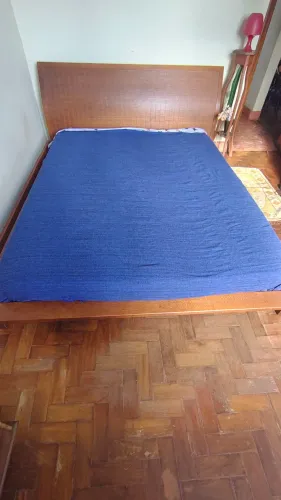 Cama Queen estilo japonês em madeira da Tok&Stok
