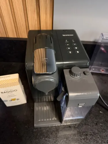 Vendo máquina de café Nespresso Lattissima Preta