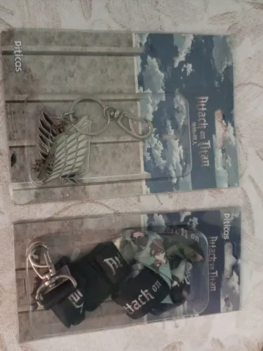 Chaveiro e um cordão de chave