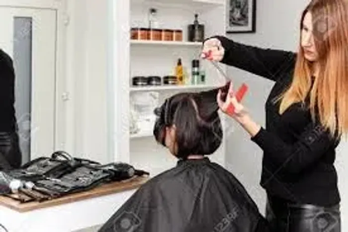Cabeleireiro(a) com experiência em corte masculino e feminino