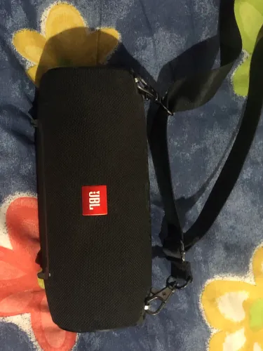 JBL Xtreme usada com um pequeno defeito no grave