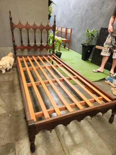 CAMA DE SOLTEIRO VINTAGE EM MADEIRA NOBRE - OPORTUNIDADE!
