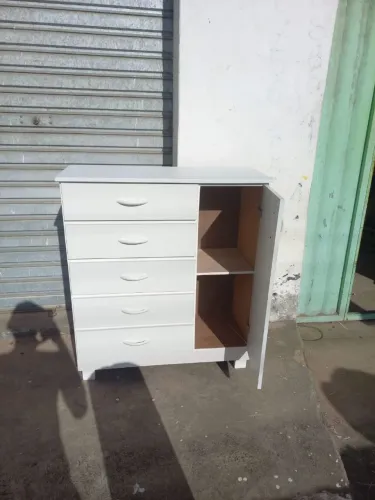 Cômoda branca com cinco gaveta e uma sapateira do lado