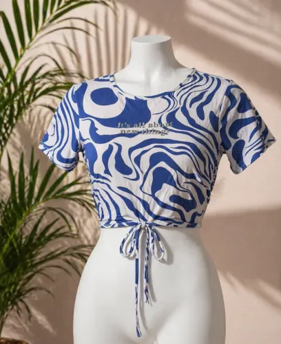 Cropped estampado azul e branco com amarração