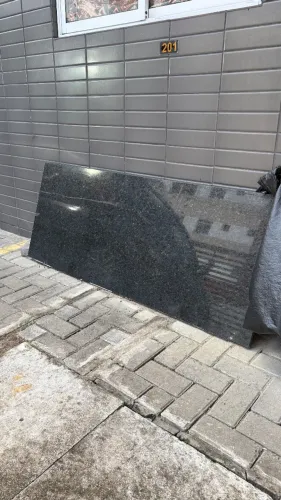Peça de granito Verde Ubatuba para doação