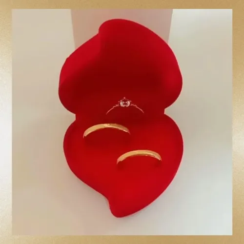Par de Alianças Chanfradas Escovadas 3mm Ouro18K Banho + Solitário. Namoro, Noivado!