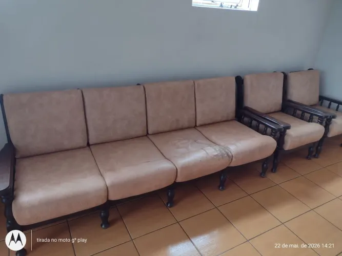 Antigo. Jogo de sofá de madeira maciça de 4 lugares e 2 poltronas individuais.