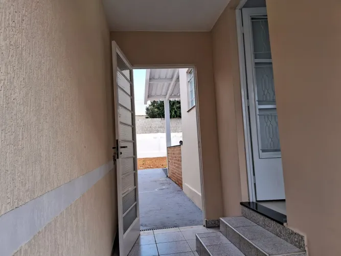 Casa com 2 dormitórios na área central.