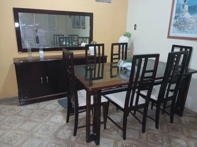 Conjunto de mesa em mogno com tampa de vidro, com 6 cadeiras, um balcão e um espelho