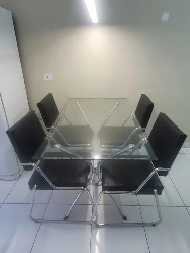 VENDO MESA COM 4 CADEIRAS