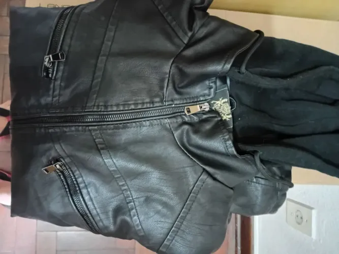 Estou vendendo esta jaqueta de couro semi nova, tem menos de 1 ano de uso, vendo por menos