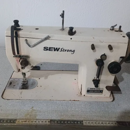 Vendo máquina de costura Semi industrial função Reta e Zigzag. Funcionando perfeitamente.