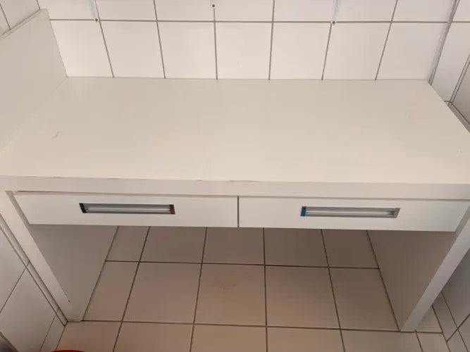 Vendo bancada/penteadeira em Mdf branco com duas gavetas. 1,40x0,70