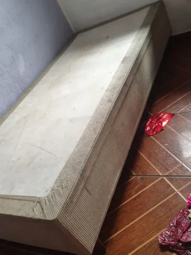Base de cama box de solteira pés com rodinhas e intactas.e