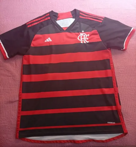 camisa de time Flamengo peita futebol