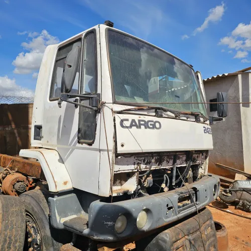 Cabine Ford Cargo com Interior parcial 